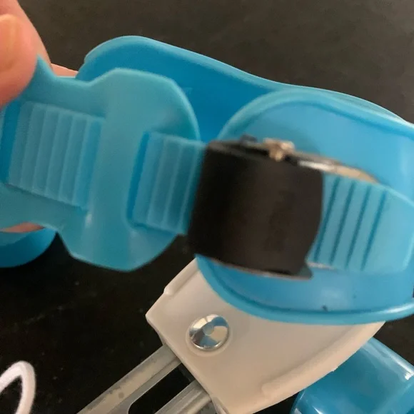 LINDBES | Child Size Adjustable Double Row Skates - Picture 3 of 7